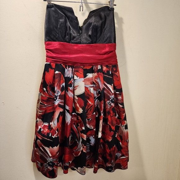 B. Darlin Elegant Black and Red Floral Dress Strappless size 10 Juniors - Picture 1 of 13